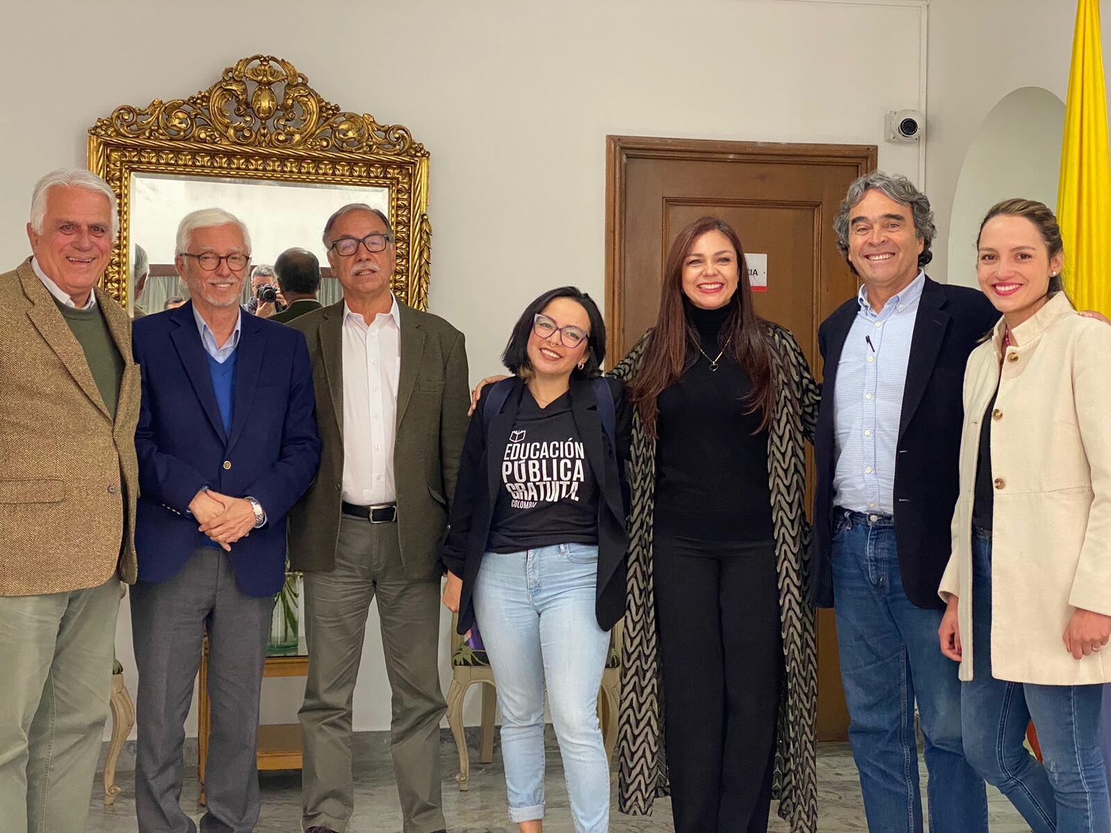 Juan Manuel Ospina, presidente de Dignidad - Jorge Enrique Robledo, el ex candidato presidencial, representante a la Cámara, Jennifer Pedraza, Alexandra Gómez  y -María Camila Sandoval