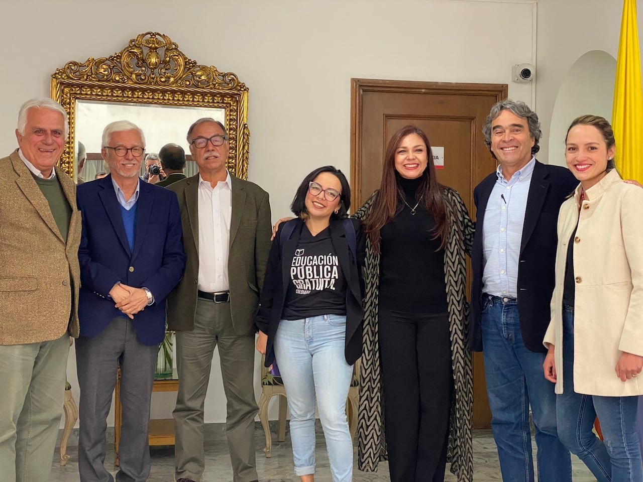 Juan Manuel Ospina, presidente de Dignidad - Jorge Enrique Robledo, el ex candidato presidencial, representante a la Cámara, Jennifer Pedraza, Alexandra Gómez y -María Camila Sandoval