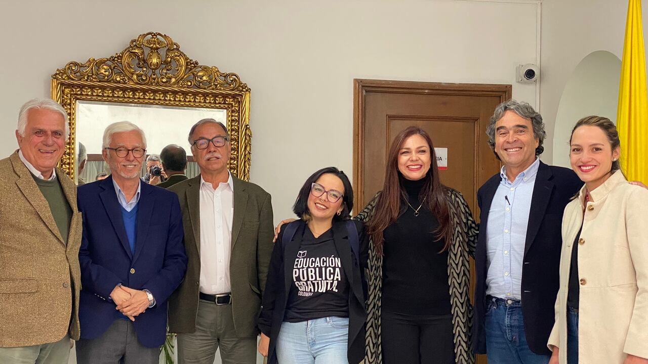 Juan Manuel Ospina, presidente de Dignidad - Jorge Enrique Robledo, el ex candidato presidencial, representante a la Cámara, Jennifer Pedraza, Alexandra Gómez y -María Camila Sandoval