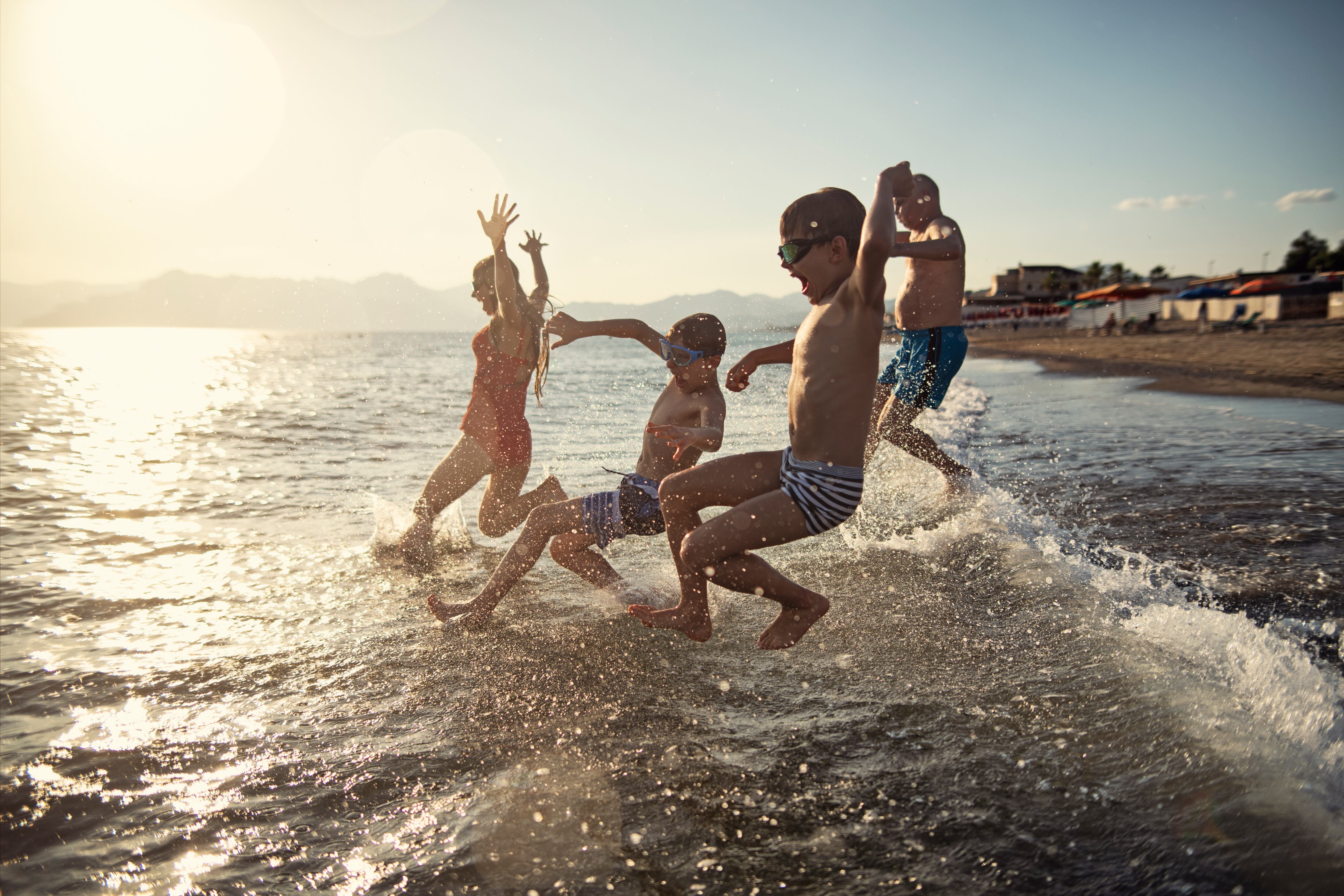 ¿Qué actividades pueden hacer los niños en la playa?