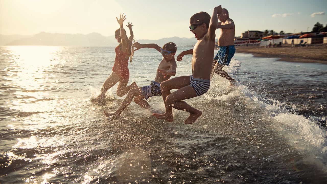 ¿Qué actividades pueden hacer los niños en la playa?