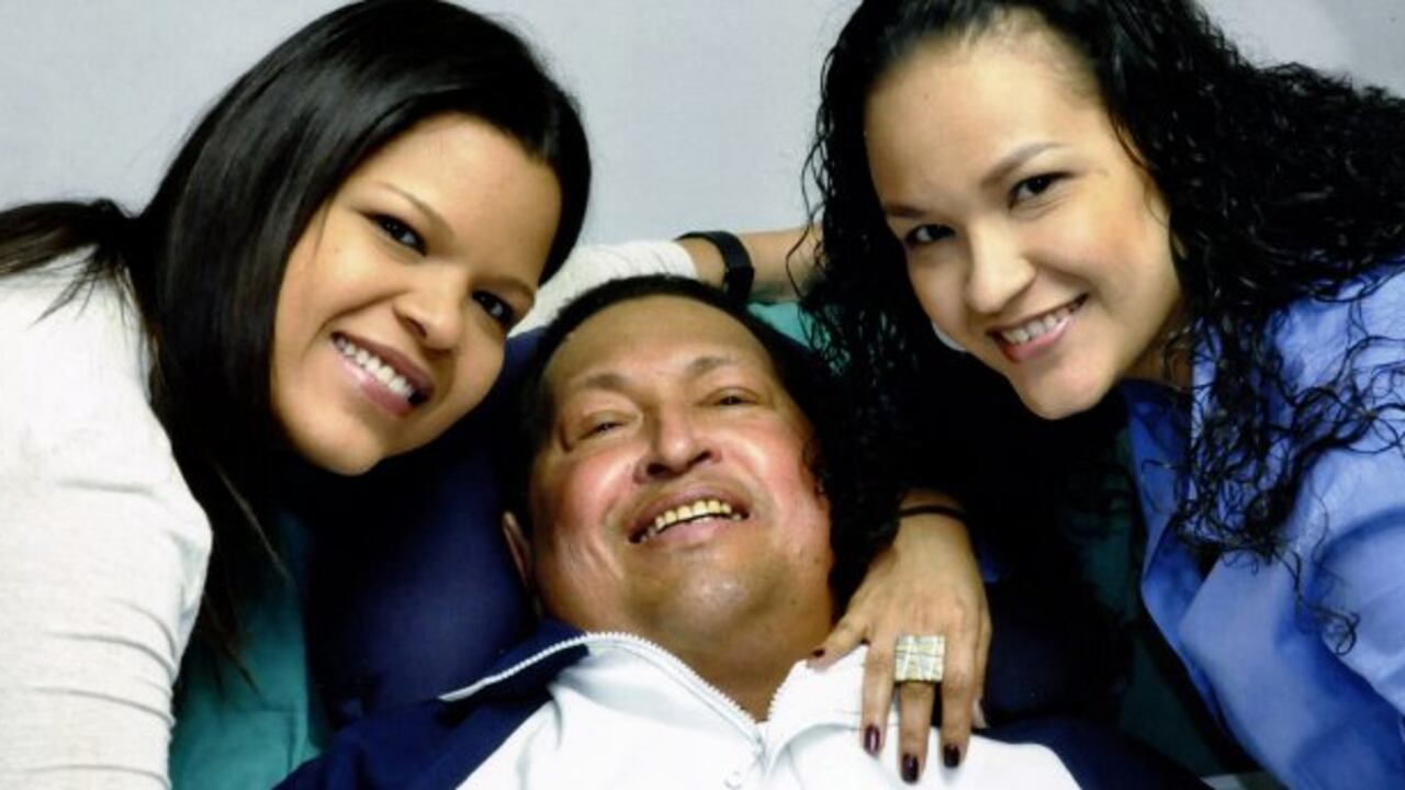 Hugo Chávez reaparece en fotos tras dos meses de ausencia.