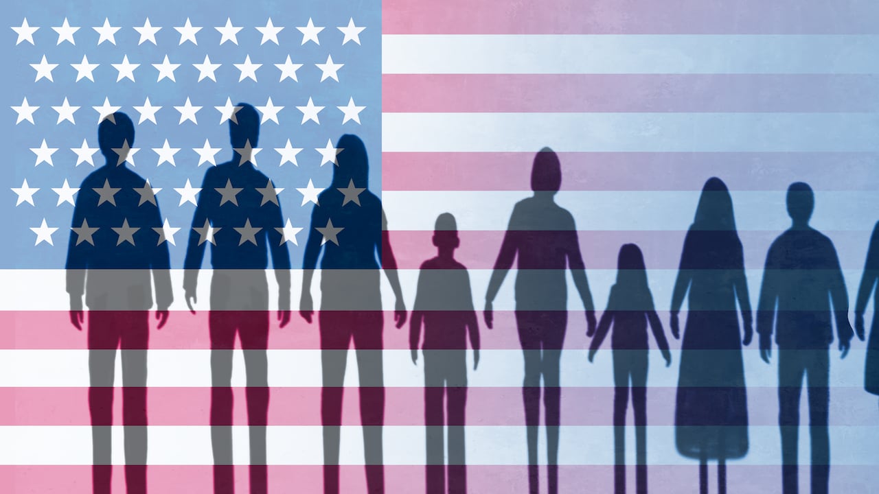 Agentes del Servicio de Inmigración y Control de Aduanas (ICE) realizan arrestos migratorios en distintas ciudades de Estados Unidos, en medio de un fuerte incremento de deportaciones, según un nuevo informe académico.