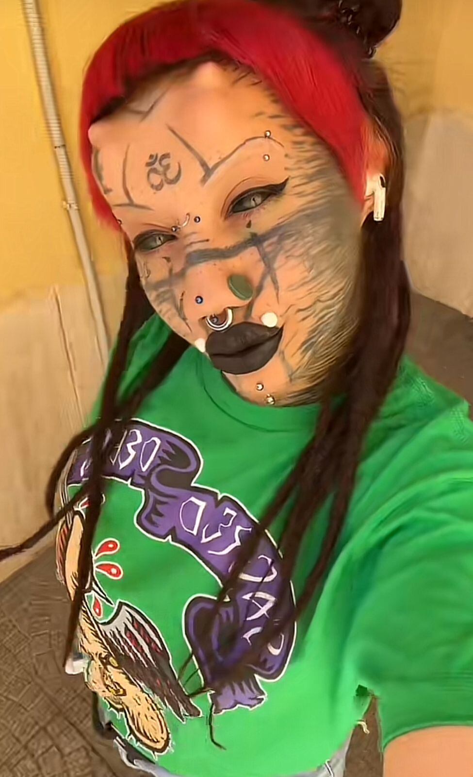 La apariencia única de la esfinge humana la ha convertido en un imán para los que difieren con su cambio corporal