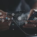 Red de banca móvil, pago en línea, marketing digital. Gente de negocios que usa teléfono móvil con tarjeta de crédito pagando a través de una aplicación de banca móvil con conexión de red de íconos en pantalla virtual