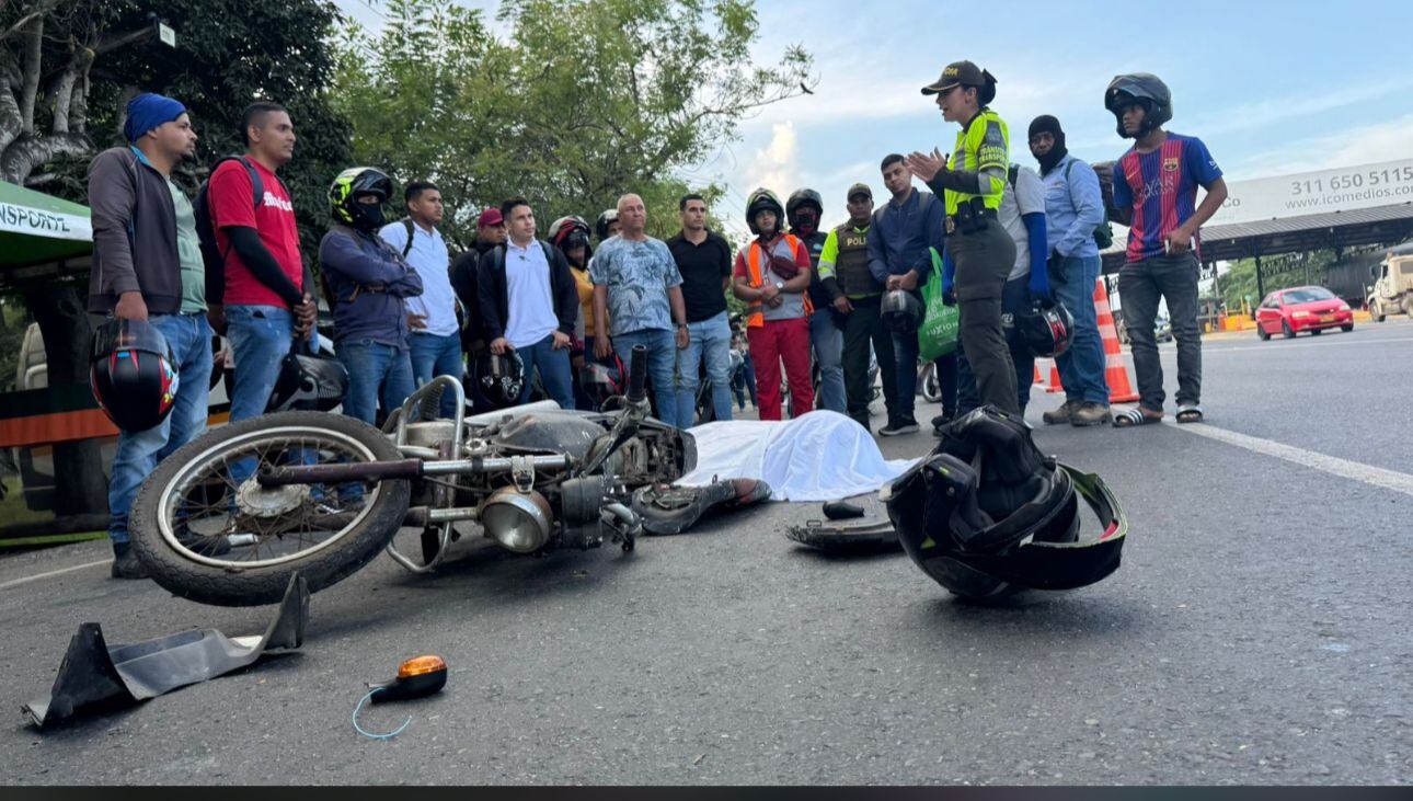 Capitán Lizbeth Herrera en una de las charlas que entrega a los conductores.