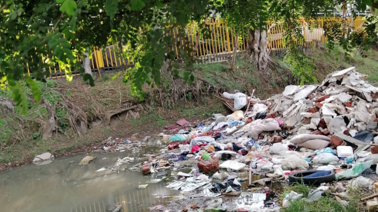 La calle está llena de basuras, escombros y aguas estancadas.