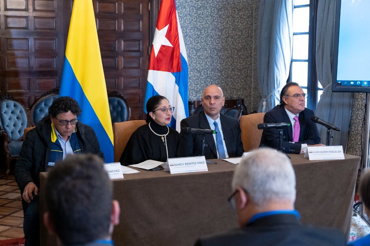 Cancillería entregó ayudas humanitarias a Cuba.