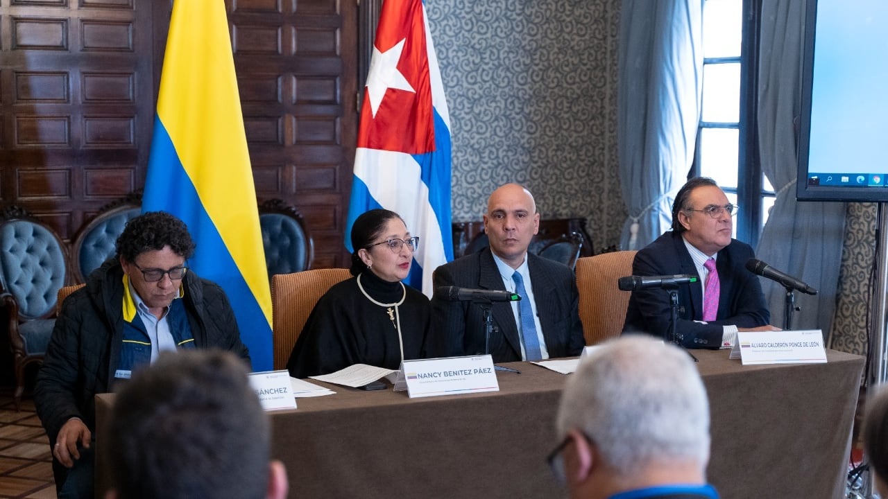 Cancillería entregó ayudas humanitarias a Cuba.