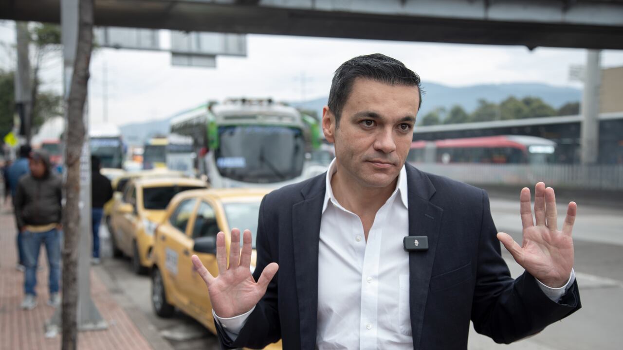 Juan Diego Alvira cubriendo el paro de taxistas hace unos meses en la ciudad de Bogotá.