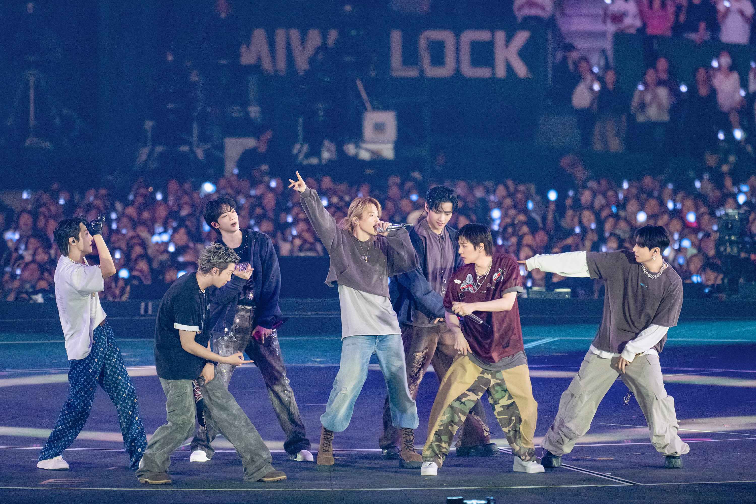 Audiencias de todo el mundo tendrán la oportunidad de disfrutar dos conciertos completos de los íconos globales del pop BTS (RM, Jin, SUGA, j-hope, Jimin, V y Jung Kook), transmitidos en vivo en cines alrededor del mundo.