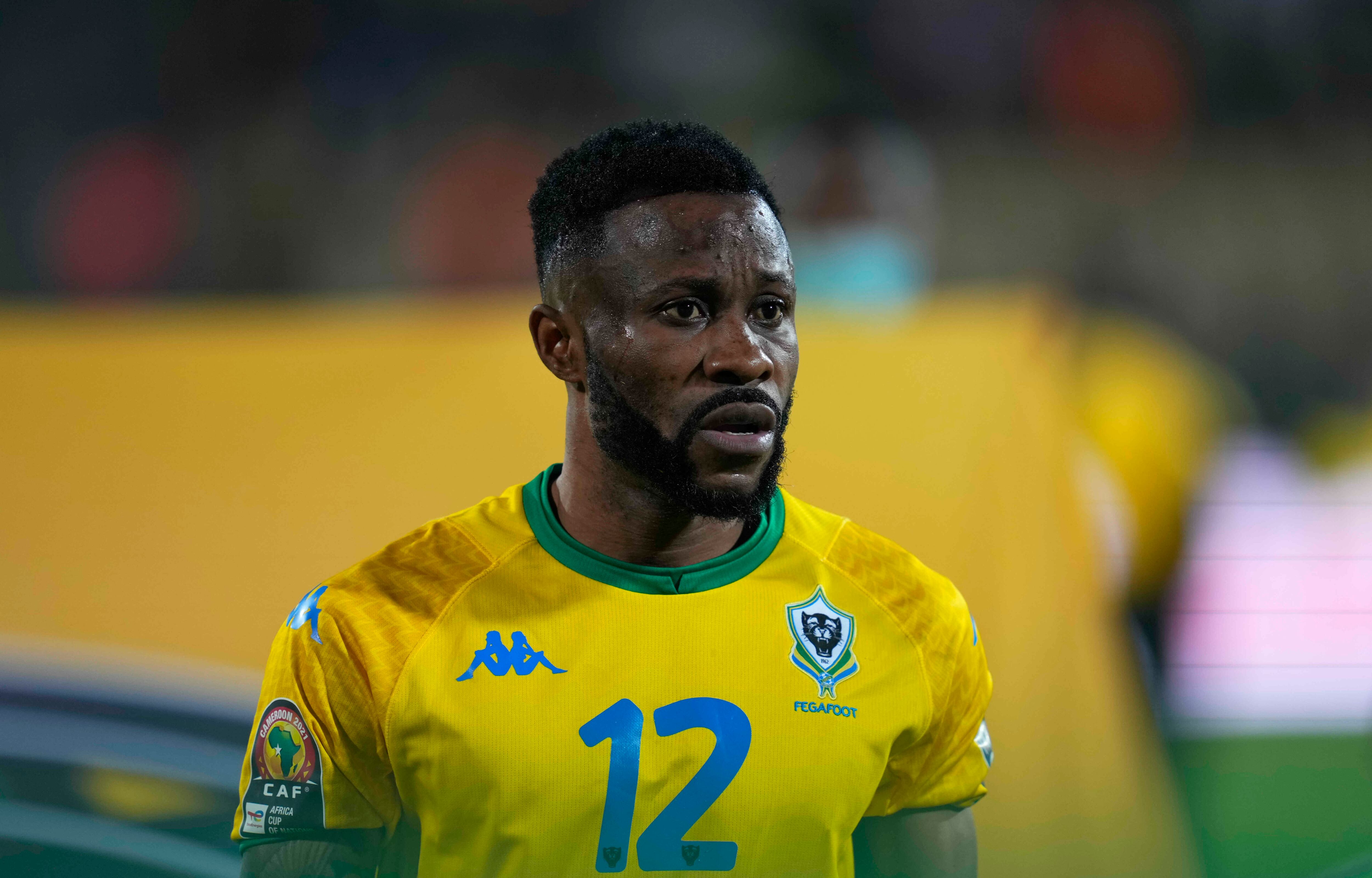 Guelor Kanga asegura que nació en 1990. Su madre falleció en 1986.