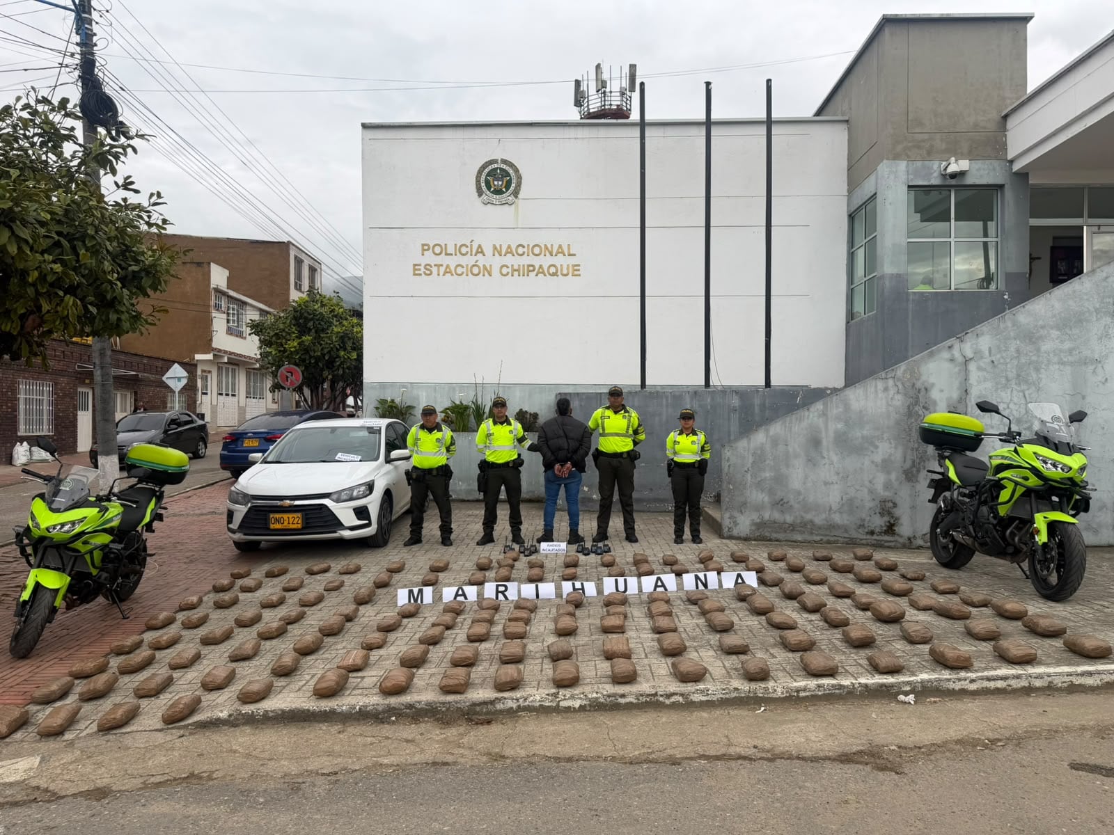 Policía de Tránsito de Cundinamarca intercepta cargamento de marihuana escoltado en la vía Bogotá - Villavicencio.