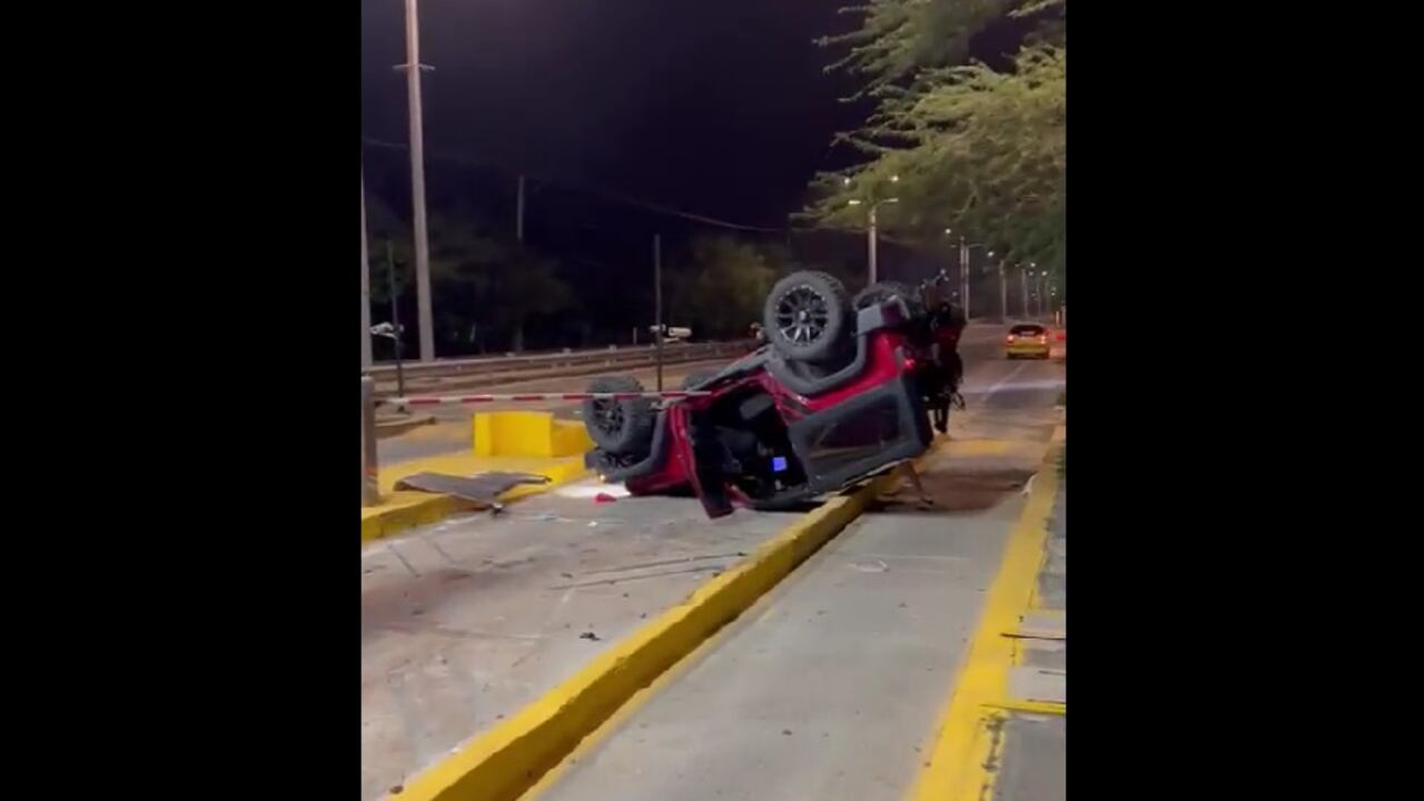 Tres personas resultaron lesionados en la colisión del vehículo con la caseta del peaje.