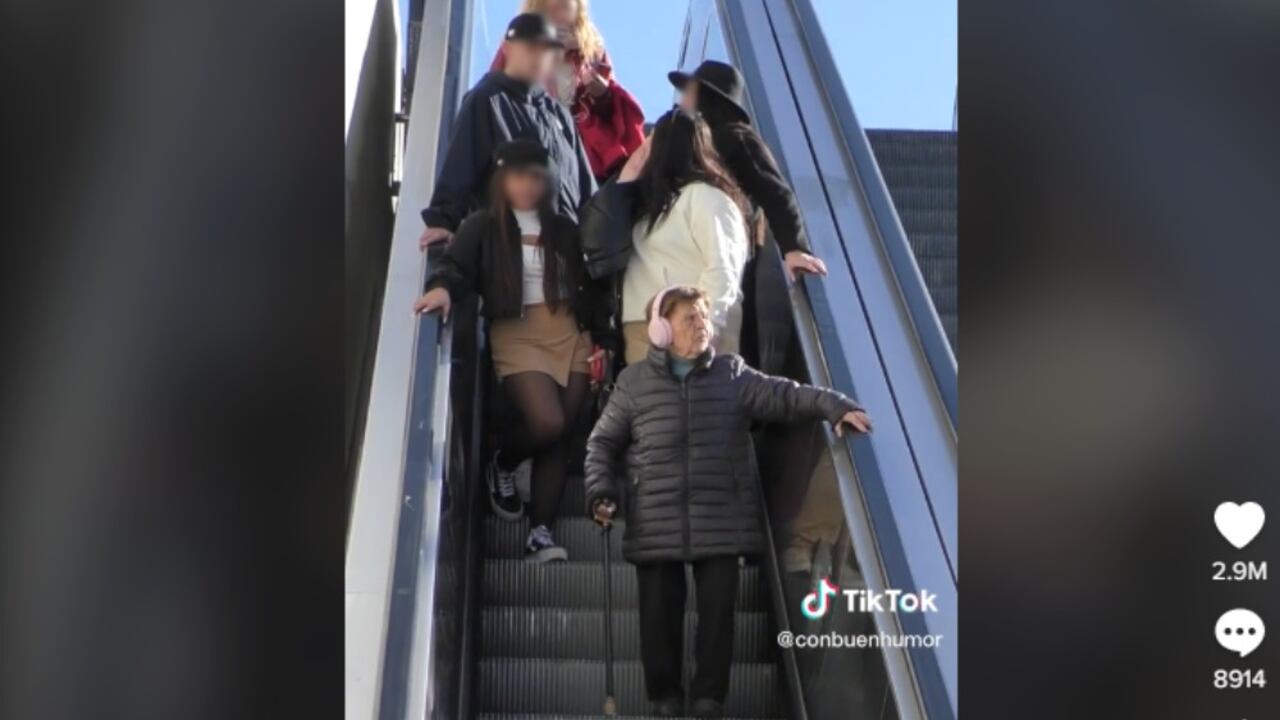 La adulta mayor cantó a todo pulmón el éxito de Shakira.