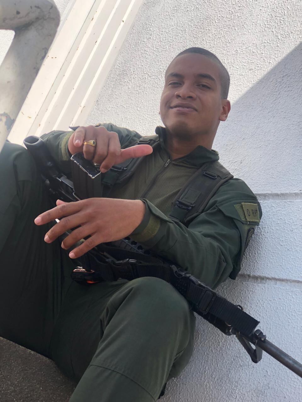 El patrullero Jhony Patiño, fue asesinado de varios disparos en el Cauca, dentro de un local de internet estando de vacaciones.