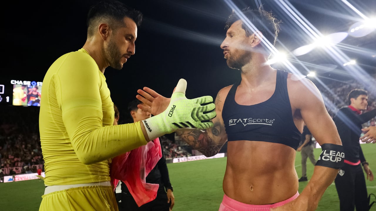 Encuentro entre Camilo Vargas y Messi, en el Inter Miami vs. Atlas, por la Leagues Cup.