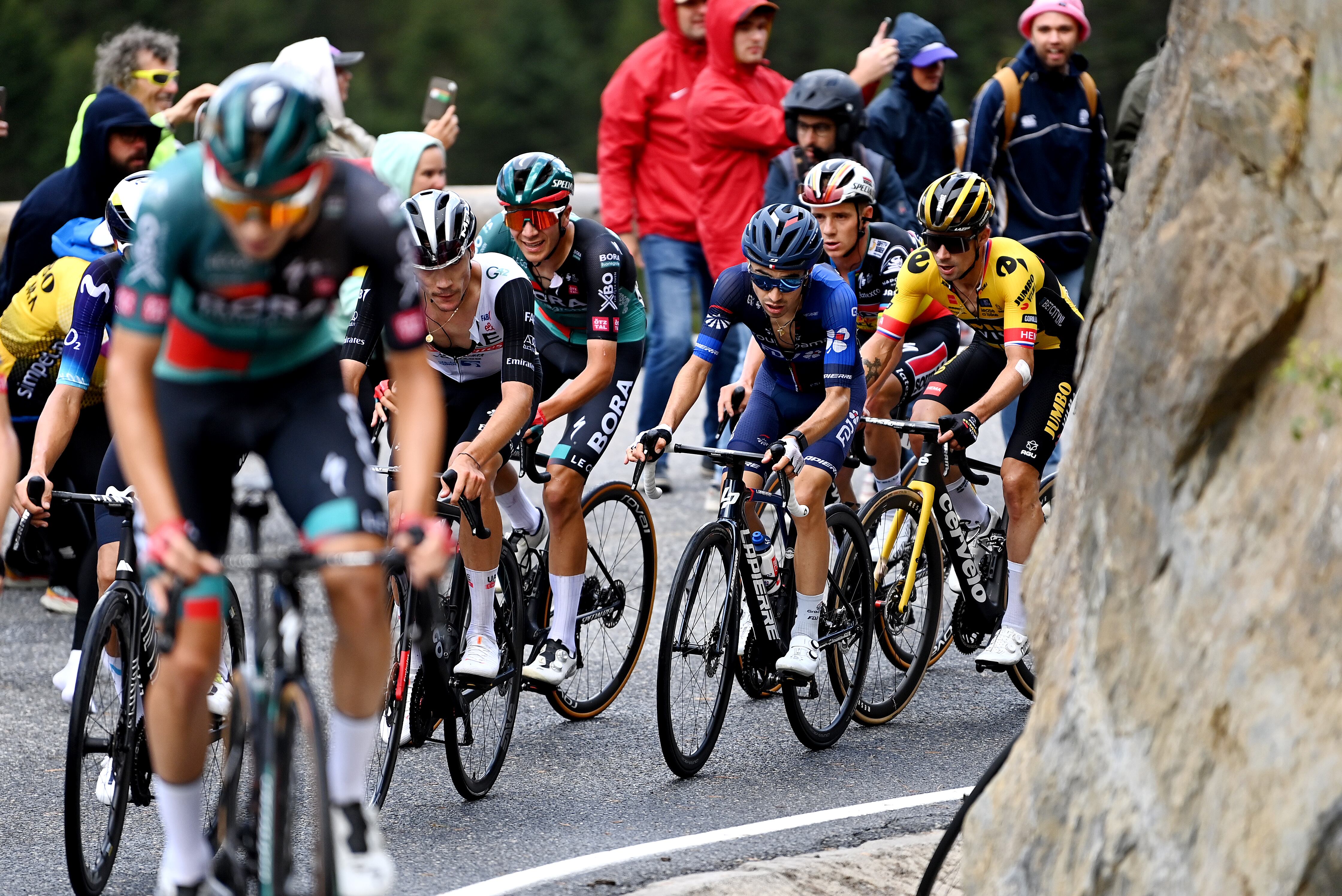 ARINSAL, ESPAÑA - 28 DE AGOSTO: (De izquierda a derecha) Juan Ayuso de España y UAE Team Emirate, Cian Uijtdebroeks de Bélgica y Team BORA - Hansgrohe, Lenny Martinez de Francia y Team Groupama - FDJ, Remco Evenepoel de Bélgica y Team Soudal - Quick Step y Primož Roglic de Eslovenia y el equipo Jumbo-Visma compiten en la escapada durante la 78ª Vuelta a España 2023, Etapa 3, una etapa de 158,5 km desde Súria a Arinsal 1911m/ #UCIWT / el 28 de agosto de 2023 en Arinsal, Andorra. (Foto de Tim de Waele/Getty Images)