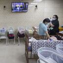 Los bebés recién nacidos son vistos dentro de sus cunas en Kiev, Ucrania, el 17 de marzo de 2022 (Foto de Emin Sansar/Agencia Anadolu a través de Getty Images)