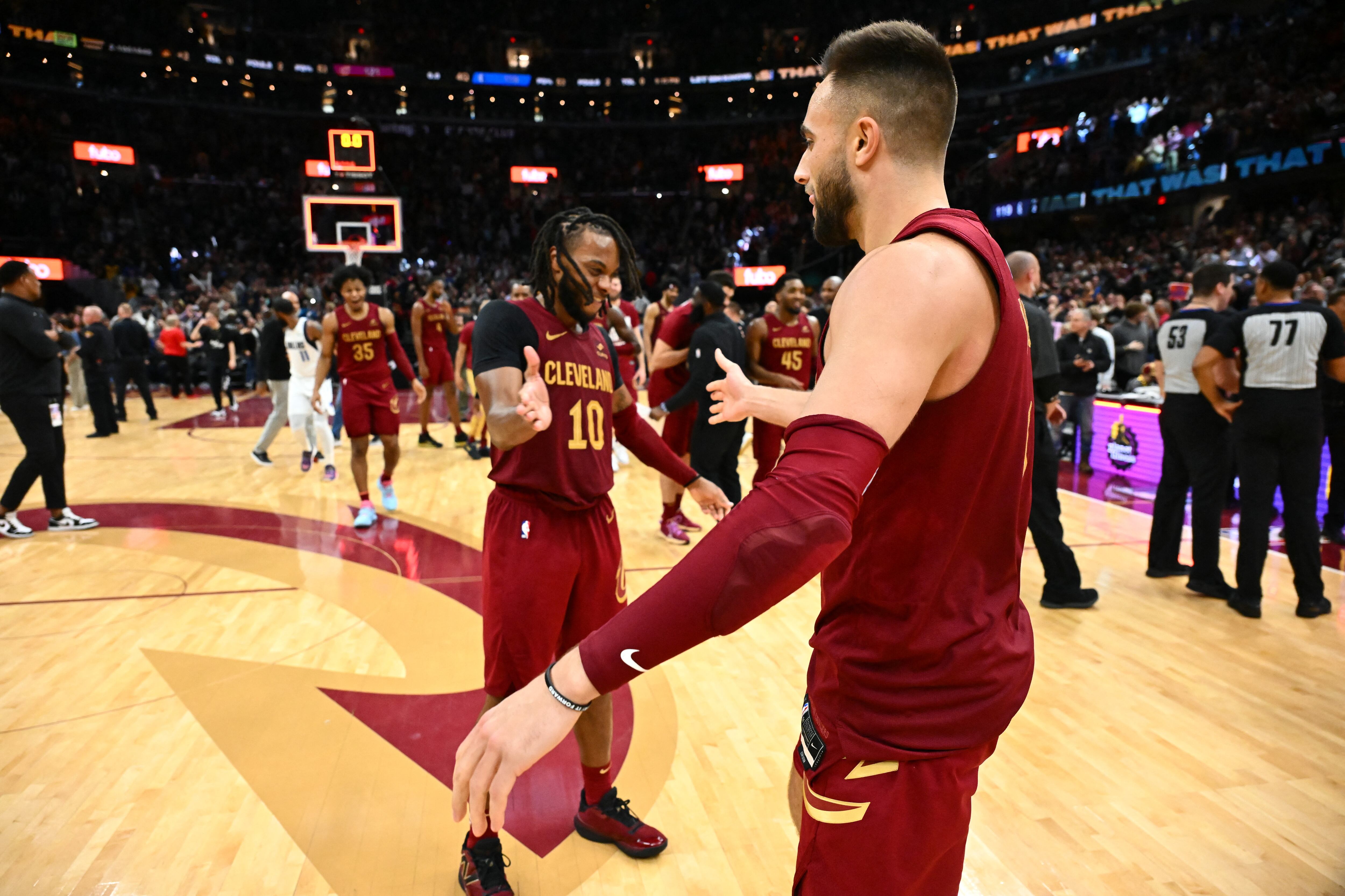 Cavaliers ganan a Mavericks con canasta desde mitad de cancha de Strus