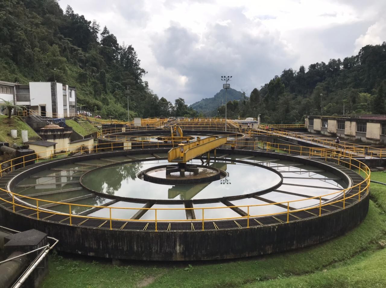 Aguas de Manizales afirma que la ceniza volcánica no contamina el líquido que llega a los hogares
