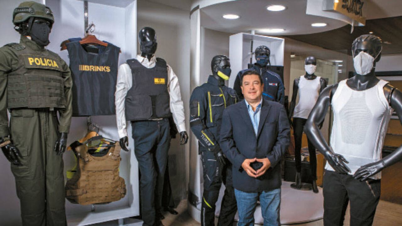 Miguel Caballero fundador. En su planta de Cota, Caballero produce también elementos como tapabocas.