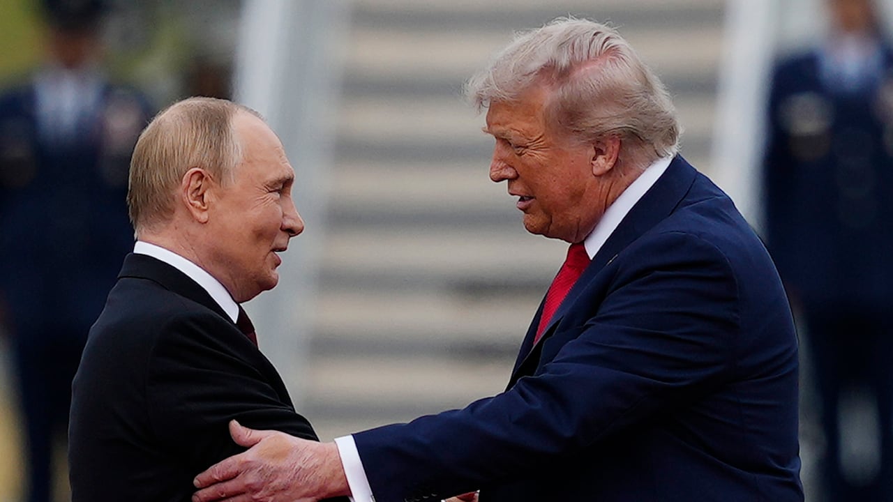 El presidente Donald Trump saluda al presidente ruso Vladimir Putin en la Base Conjunta Elmendorf-Richardson, Alaska.