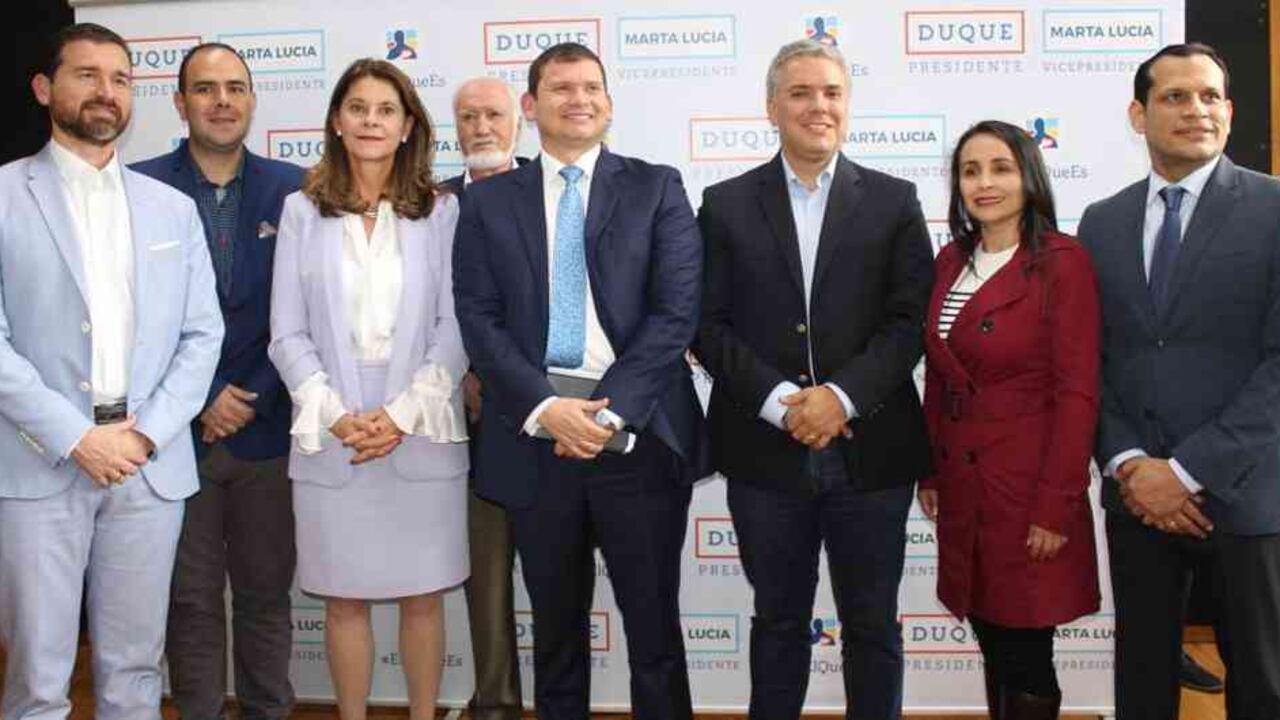 Iván Duque, Marta Lucía Ramírez, aparecen junto al pastor Jhon Milton Rodríguez , Lila Palacios, secretaria política transitoria de Colombia Justa Libres, y el pastor Marco Acosta, de la iglesia Manantial de Vida Eterna.