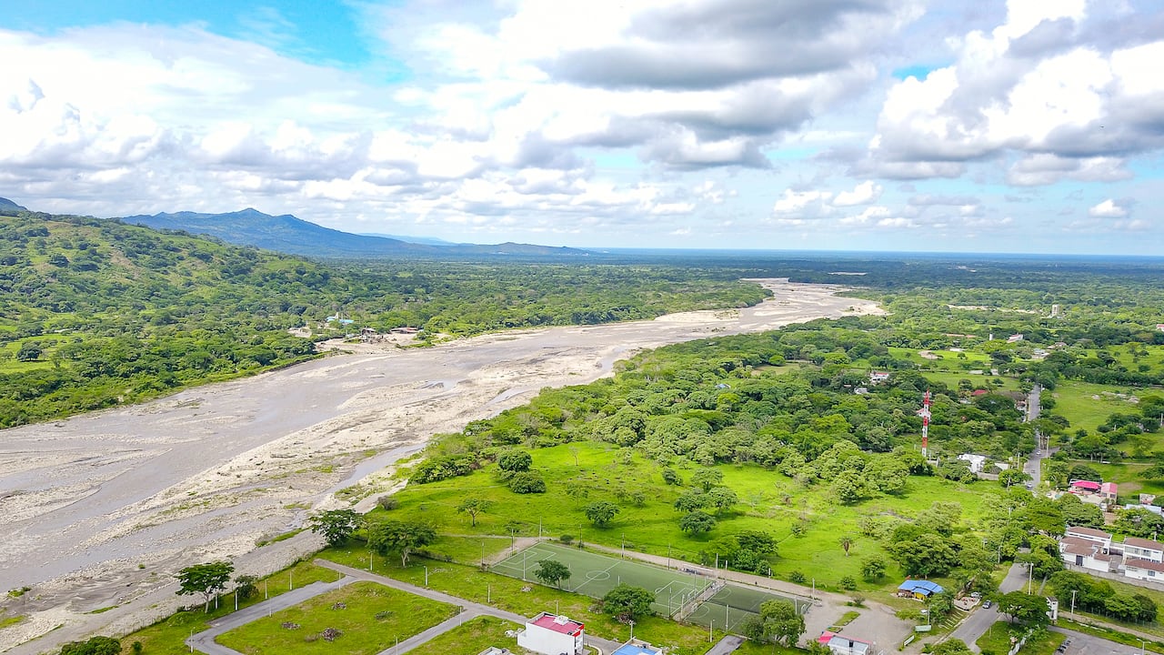 Vista aérea del río Cravo Sur en Yopal, Colombia