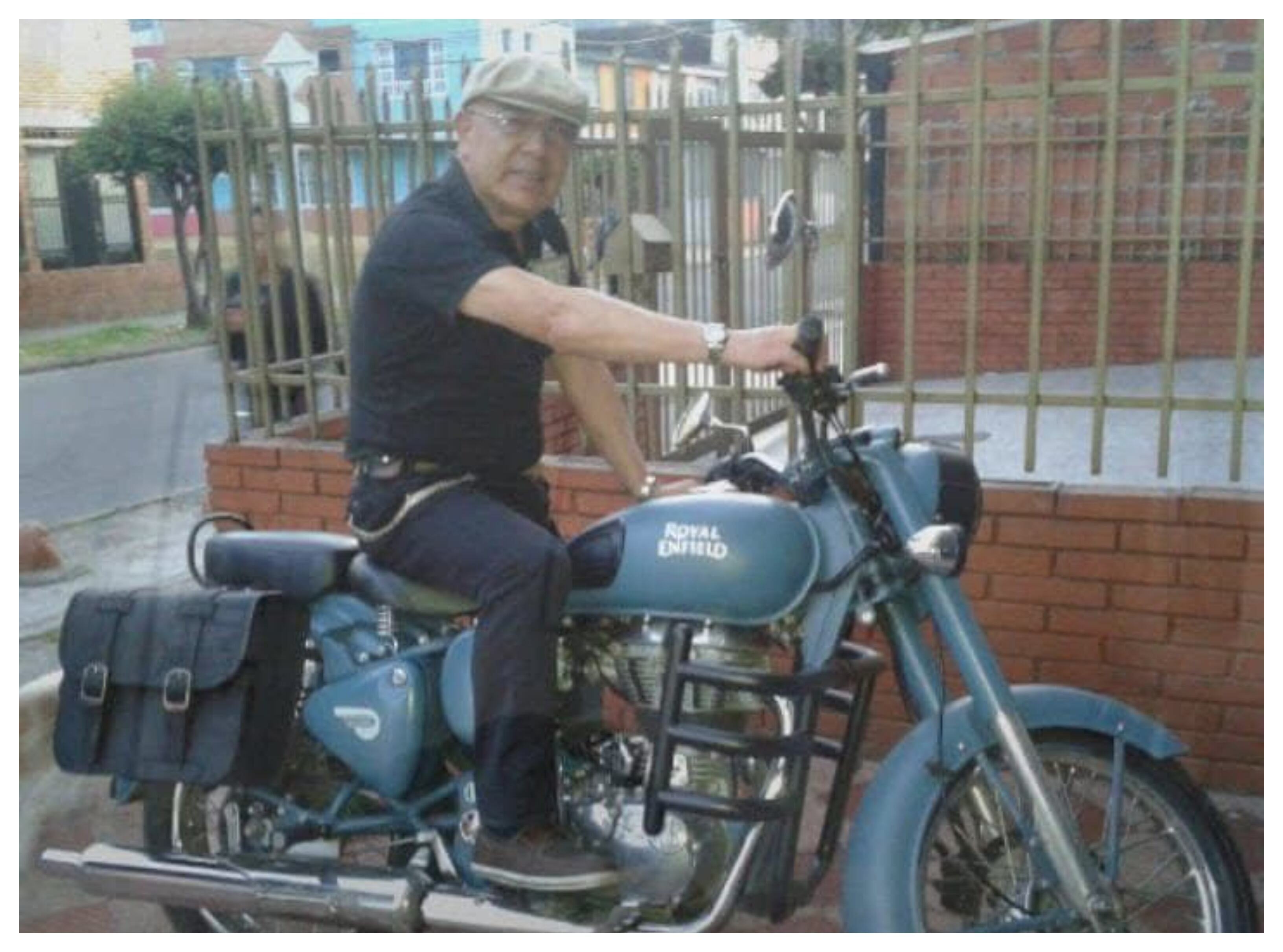 Carlos Hernando López Pulido, que vive en Bogotá, denuncia que su moto fue gemeliada en Medellín. Una fotomulta sería la evidencia.