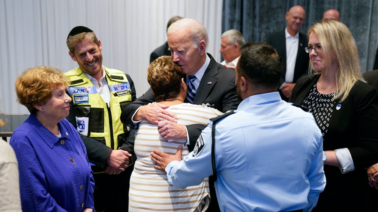 El presidente estadounidense Joe Biden le dio un abrazo de felicitación a Rachel Edri por su valor en su reciente visita a Israel.