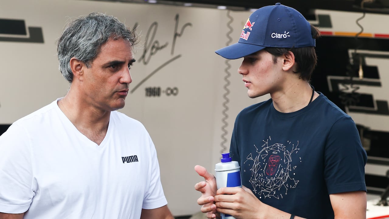Juan Pablo Montoya dialogando con su hijo Sebastián antes de una carrera de Fórmula 3