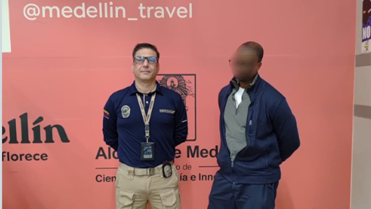 Al costado derecho de la imagen, el estadounidense inadmitido en Medellín.