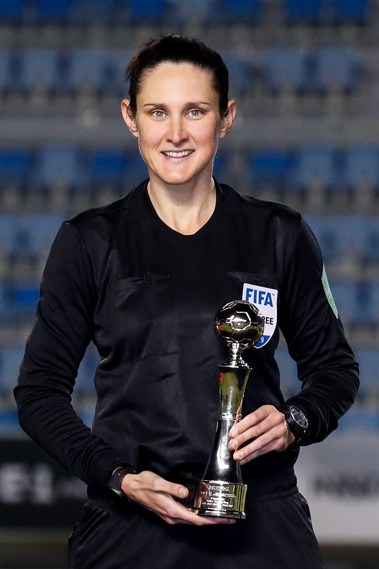 La árbitro Katherine Jacewicz de Australia asiste a la ceremonia de premiación después del partido de campeonato de fútbol EAFF E-1 entre Corea del Sur y Japón en el Estadio Gudeok de Busan el 17 de diciembre de 2019 en Busan, Corea del Sur. (Foto de Zhizhao Wu/Getty Images)