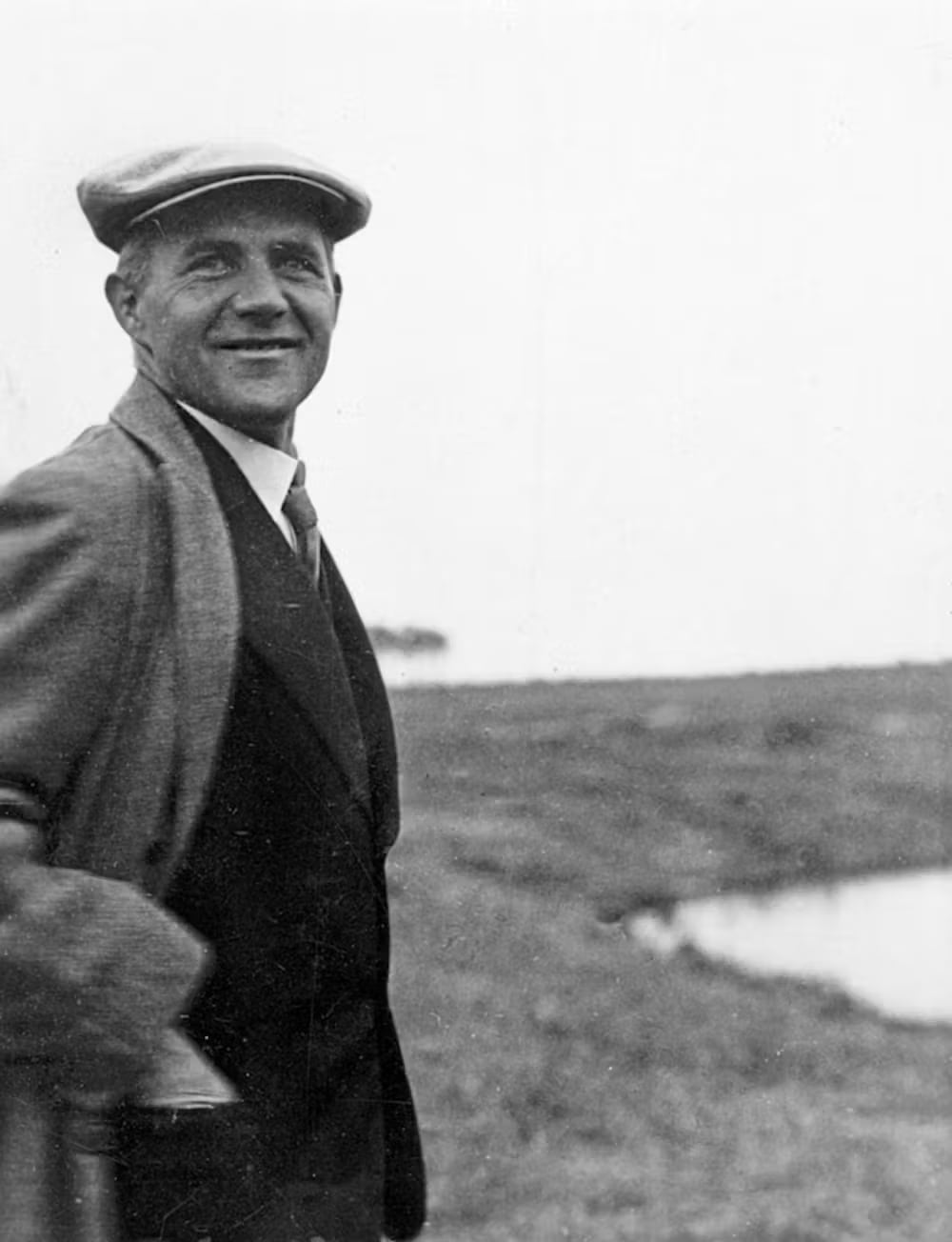 Hannes Meyer en 1928, fotografiado por Hermann Bunzel. Wikimedia Commons