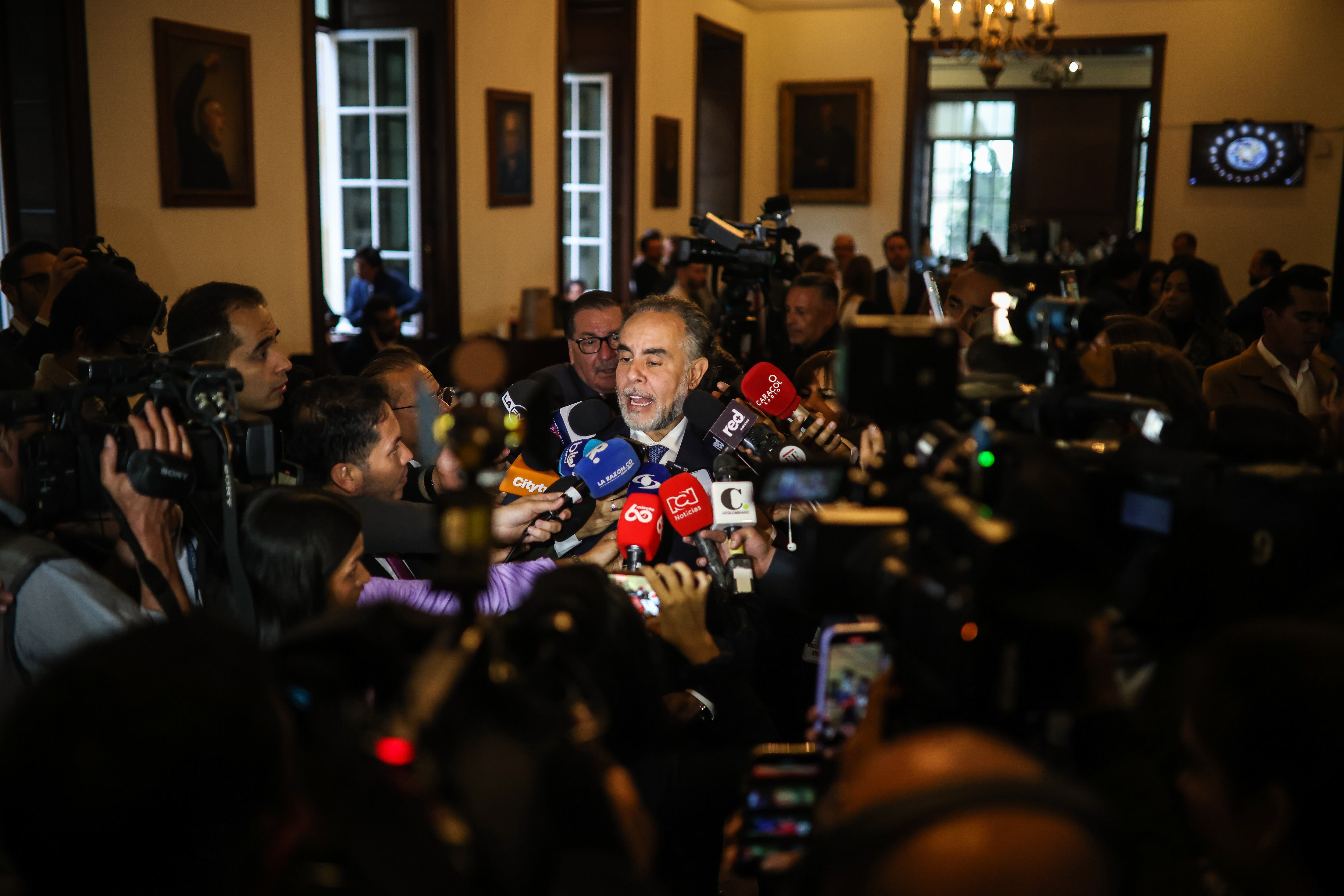 Ministro del interior, Armando Benedetti rueda de prensa en el Senado