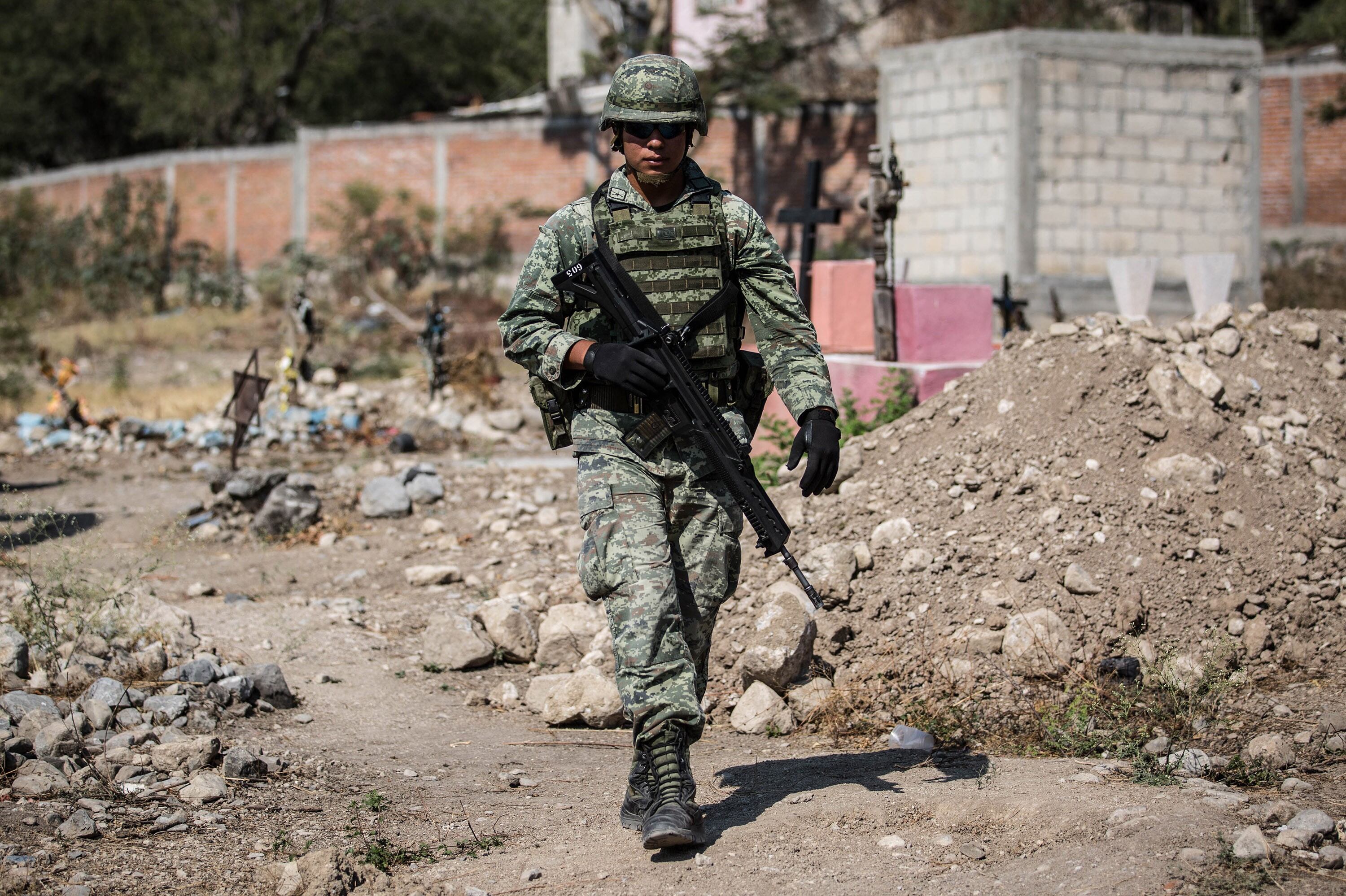 Las autoridades hallaron 12 cuerpos en fosas comunes