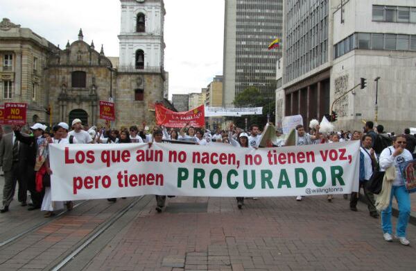 Los manifestantes acompañaron al procurador hasta la Corte Constitucional donde radicó la nulidad del fallo que lo obligó la semana pasada a rectificar algunas actuaciones.