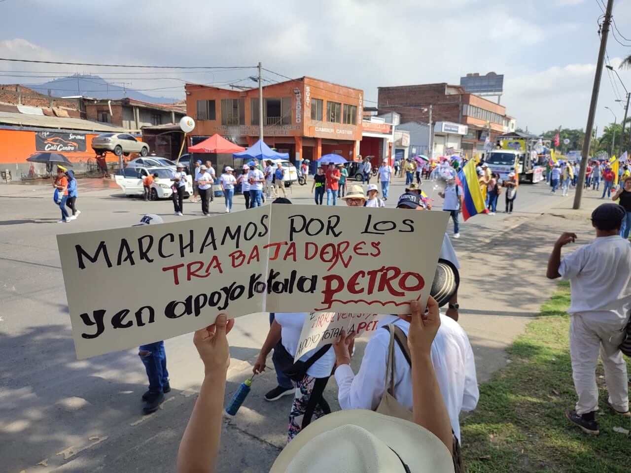 El gobierno del presidente Gustavo Petro ha aprovechado esta ocasión para convocar manifestaciones que demuestren apoyo hacia su administración y todas las reformas sociales que viene adelantando en el Congreso.