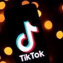 TikTok habilitará compras directamente sobre su plataforma. (Photo by Lionel BONAVENTURE / AFP)