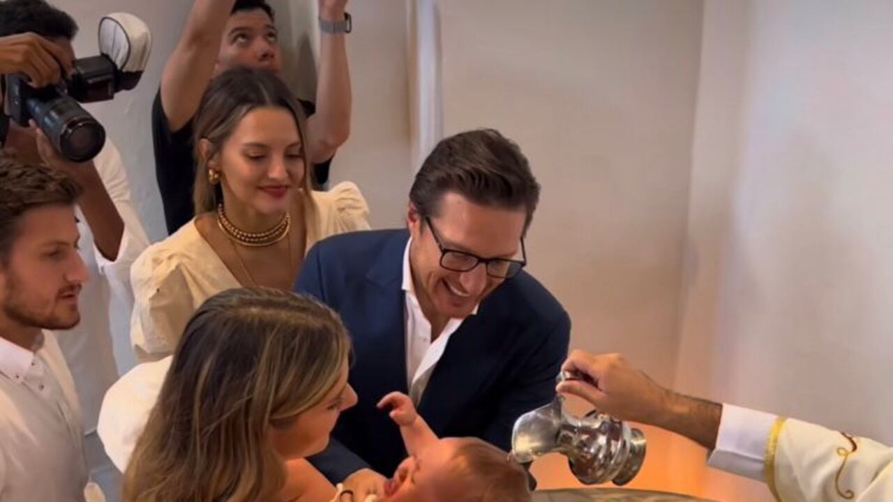 La modelo y presentadora se muestra bastante conmovida y feliz de presentarle a su hijo a la casa de Dios.