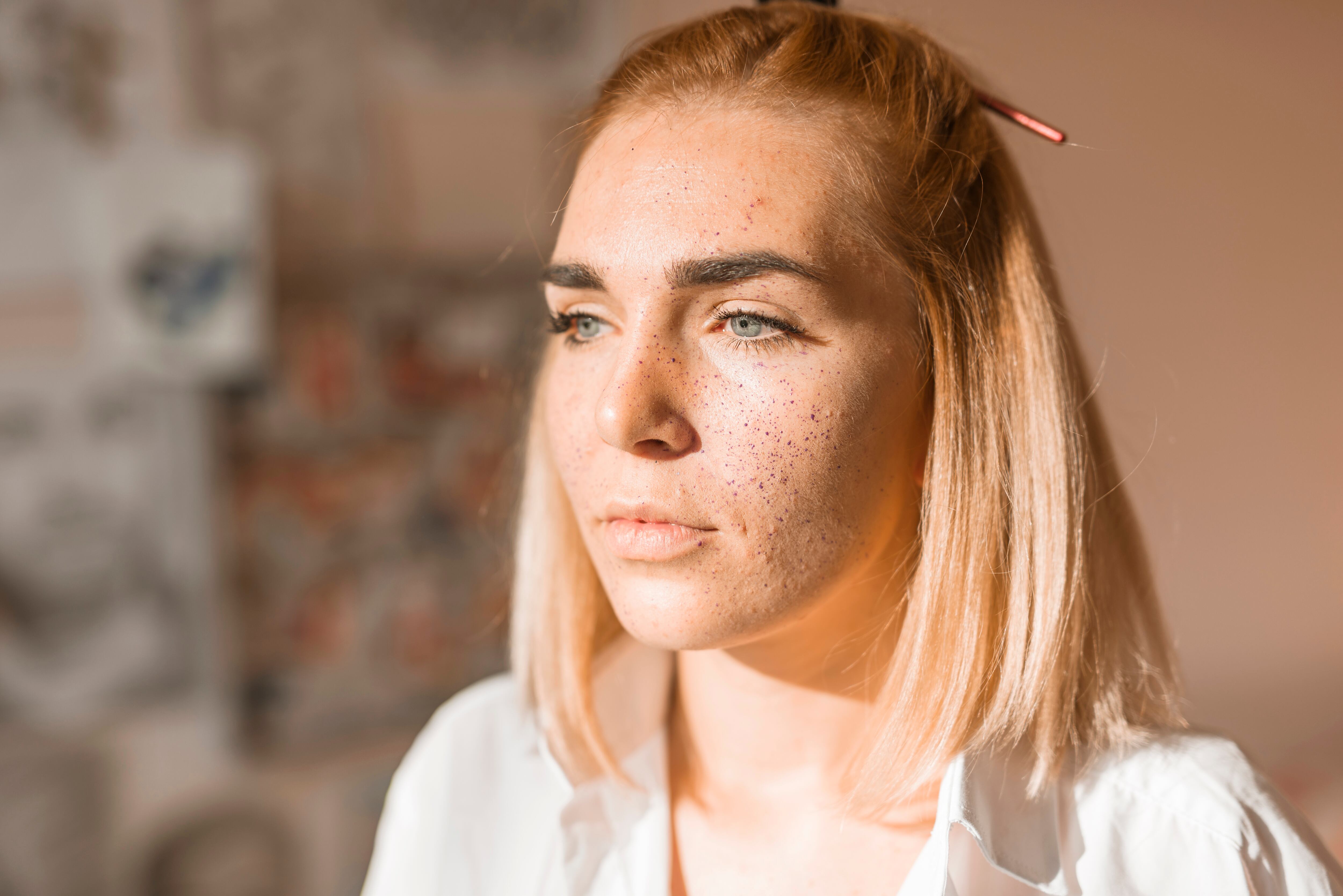 Las pecas son una representación de manchas en la cara.