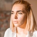 Las pecas son una representación de manchas en la cara.