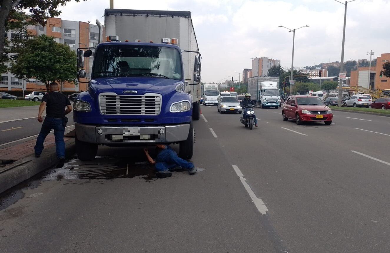 Camión varado en la avenida Boyacá.