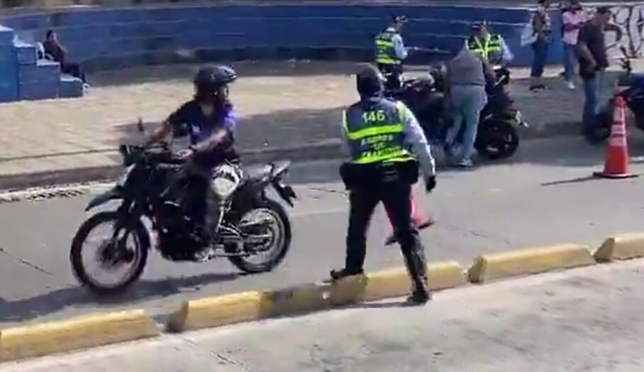 El agente intentó detener a un par de motociclistas que transitaban por el carril del Mío lanzándoles un cono.