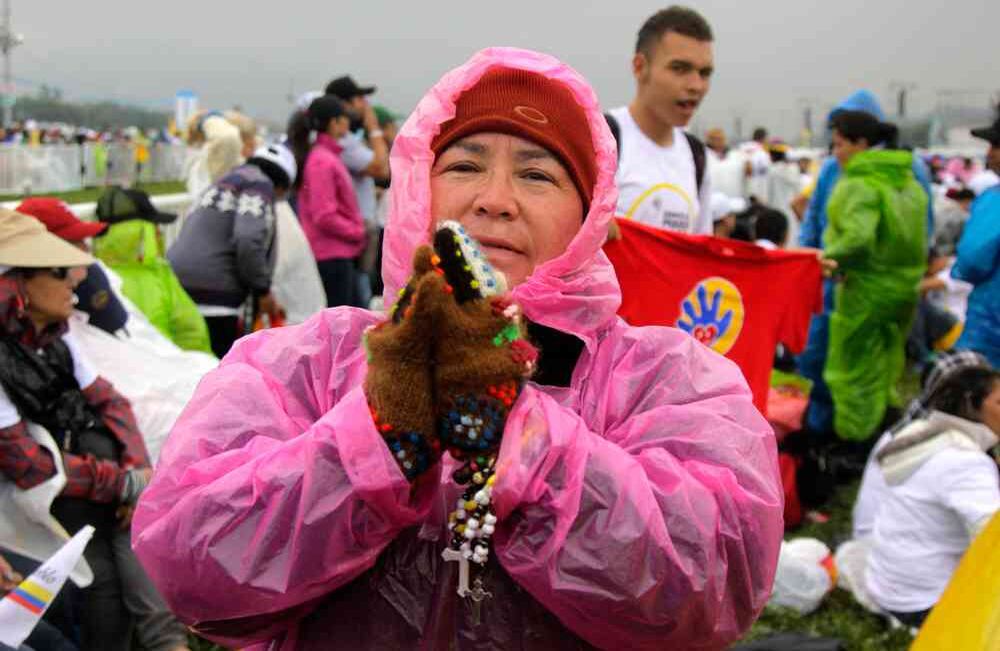 Los fieles oraron en el Aeropuerto Enrique Olaya Herrera. Foto: Pablo Andrés Monsalve//SEMANA.