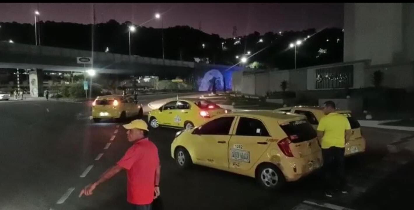 Bloqueo en la redoma San Mateo.