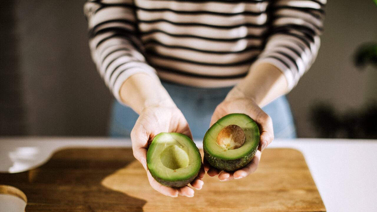 El aguacate se ha convertido en el ingrediente estrella de decenas de recetas.