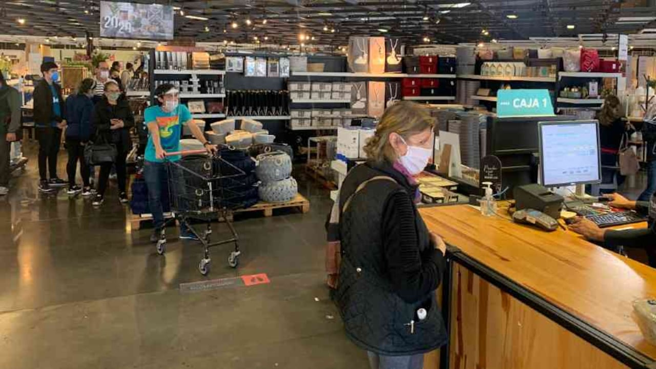 Confianza del consumidor sigue recuperándose, pero continúa negativa