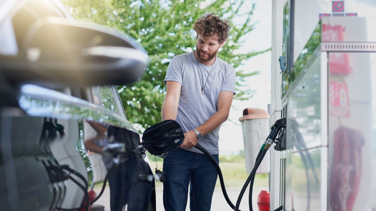 Peligro de tanquear el carro usando el celular.